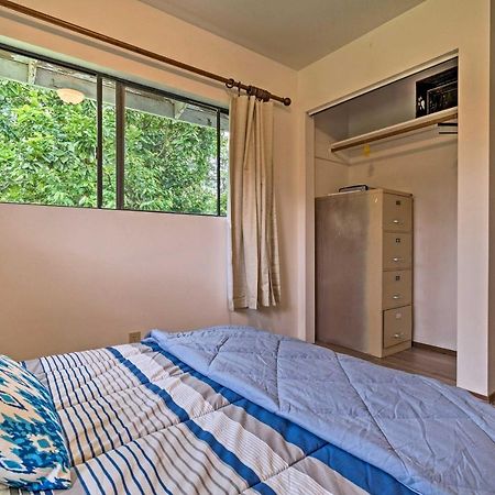 Peaceful Abode With Deck, 13 Mi To Black Sand Beach! Naalehu Bagian luar foto