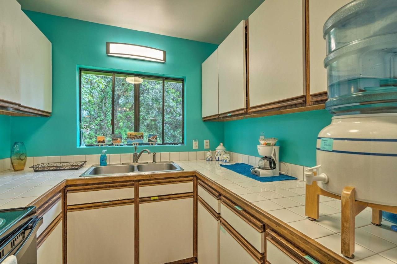 Peaceful Abode With Deck, 13 Mi To Black Sand Beach! Naalehu Bagian luar foto