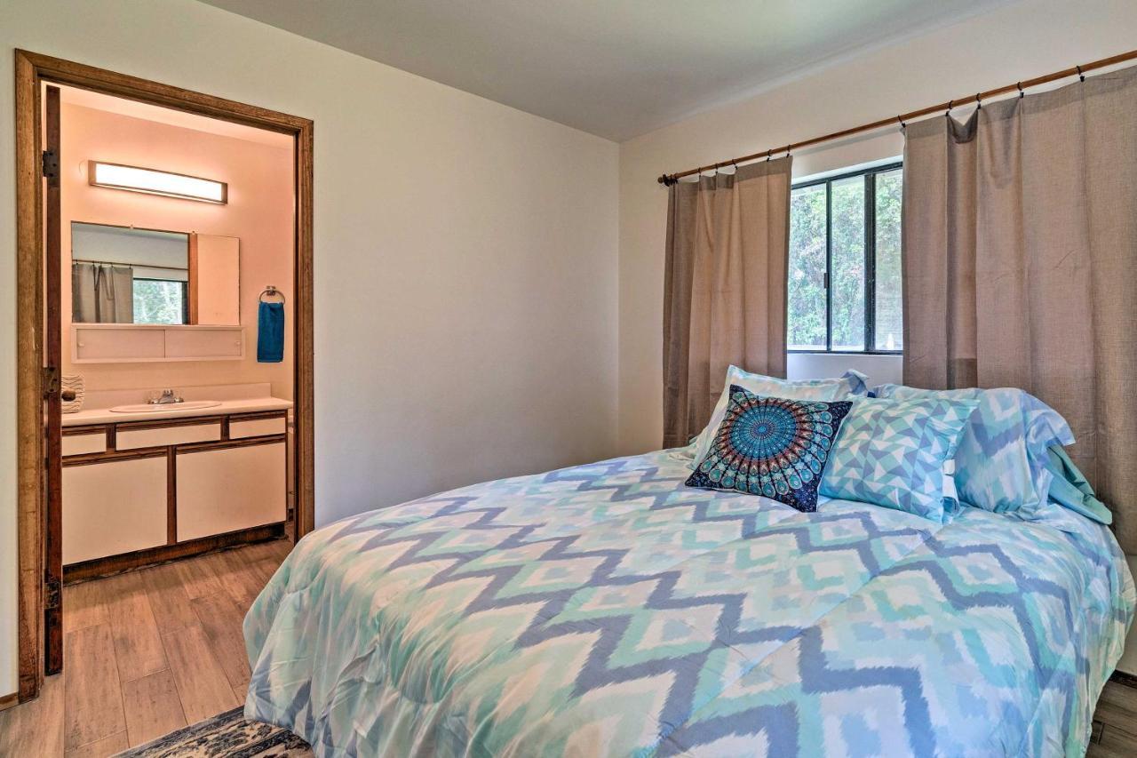 Peaceful Abode With Deck, 13 Mi To Black Sand Beach! Naalehu Bagian luar foto