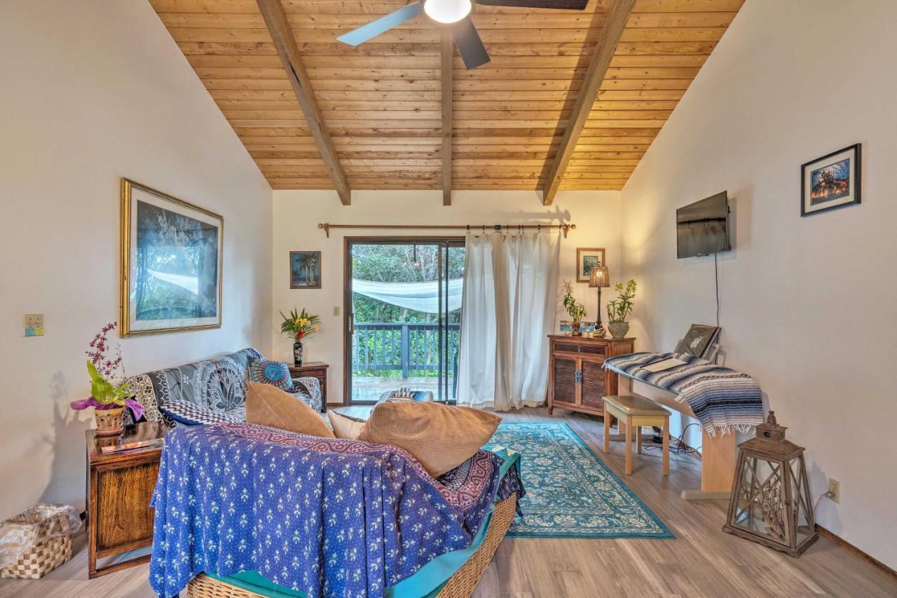 Peaceful Abode With Deck, 13 Mi To Black Sand Beach! Naalehu Bagian luar foto