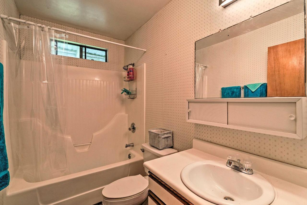Peaceful Abode With Deck, 13 Mi To Black Sand Beach! Naalehu Bagian luar foto