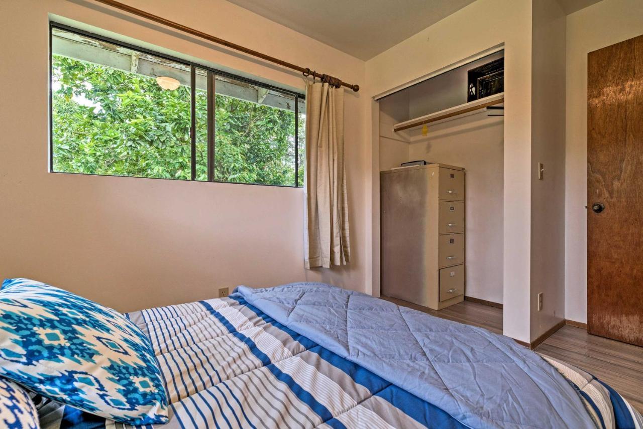 Peaceful Abode With Deck, 13 Mi To Black Sand Beach! Naalehu Bagian luar foto