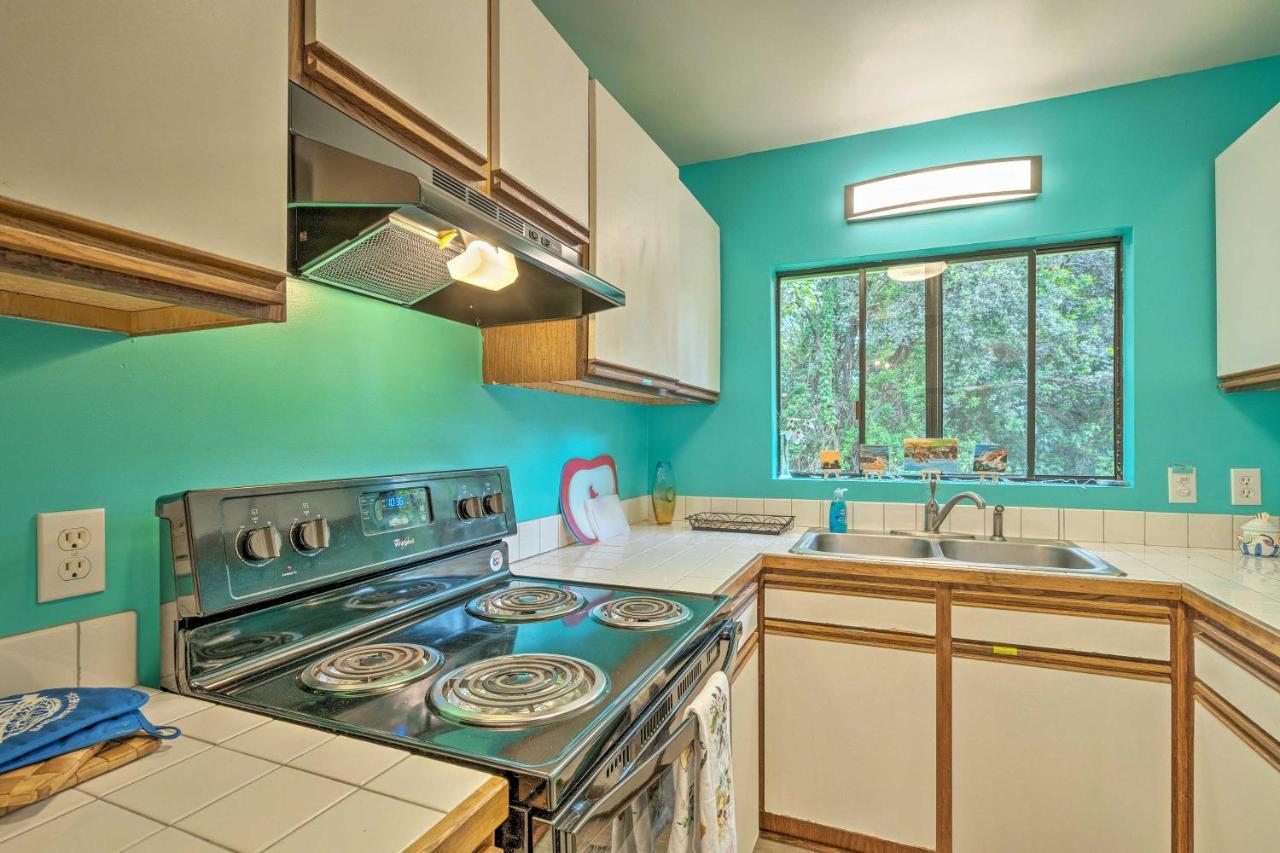 Peaceful Abode With Deck, 13 Mi To Black Sand Beach! Naalehu Bagian luar foto