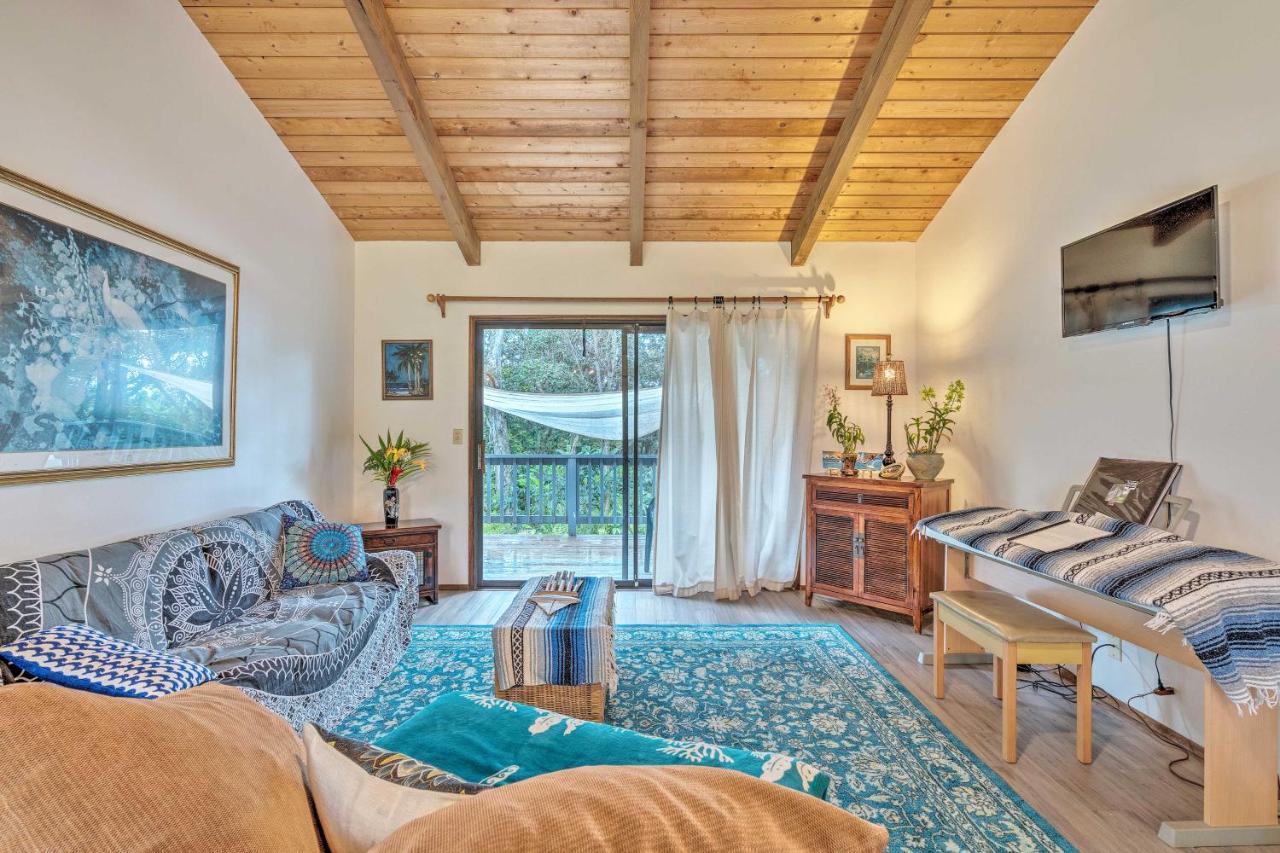 Peaceful Abode With Deck, 13 Mi To Black Sand Beach! Naalehu Bagian luar foto