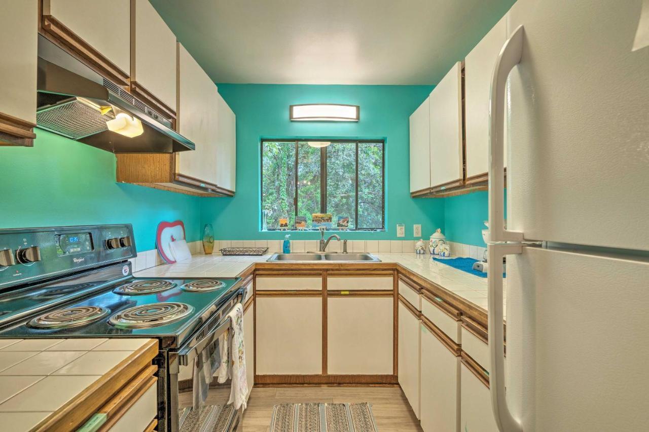 Peaceful Abode With Deck, 13 Mi To Black Sand Beach! Naalehu Bagian luar foto