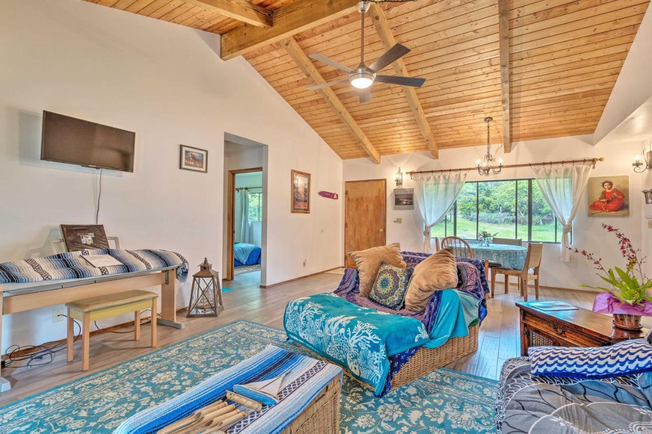 Peaceful Abode With Deck, 13 Mi To Black Sand Beach! Naalehu Bagian luar foto