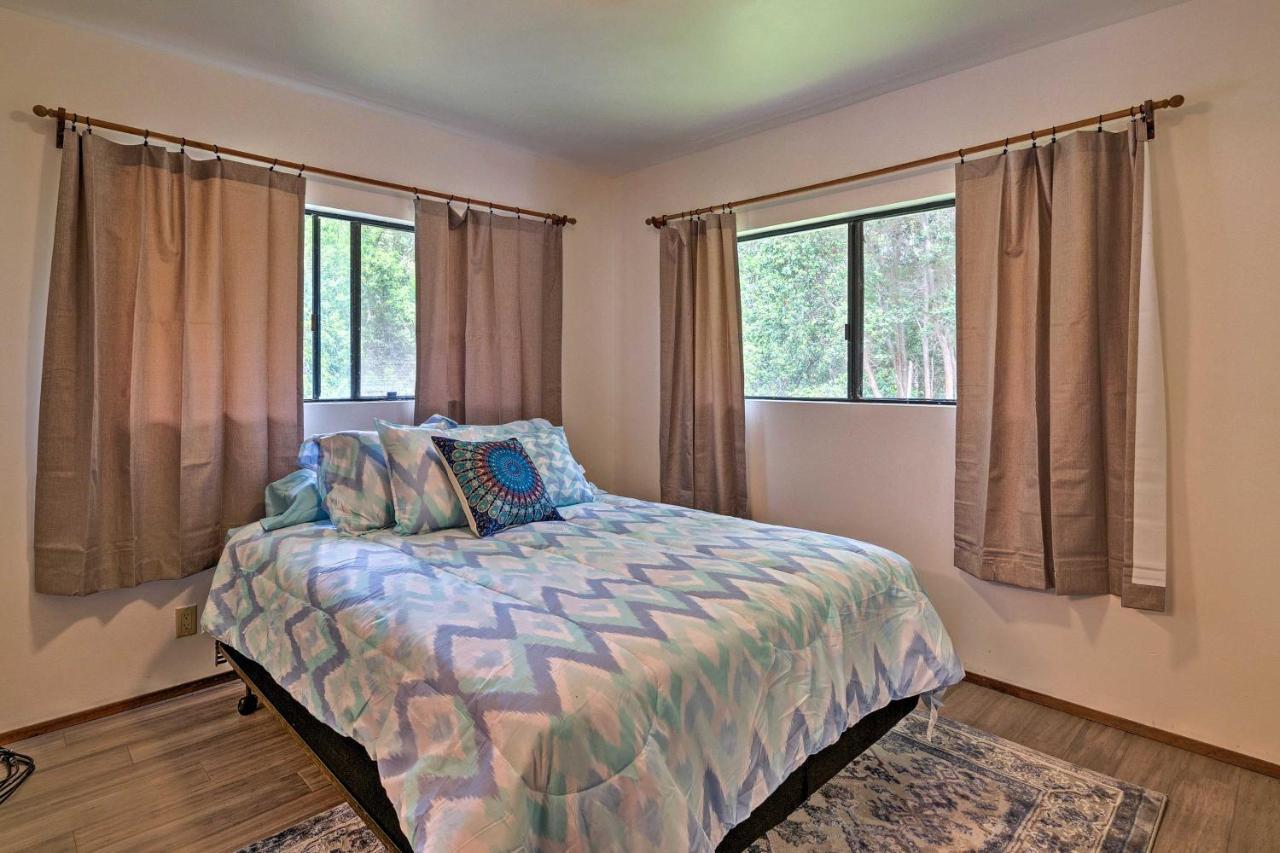 Peaceful Abode With Deck, 13 Mi To Black Sand Beach! Naalehu Bagian luar foto