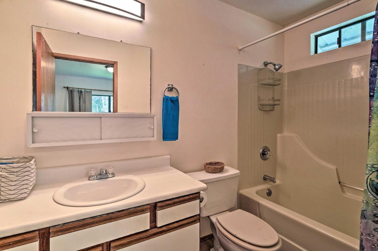 Peaceful Abode With Deck, 13 Mi To Black Sand Beach! Naalehu Bagian luar foto