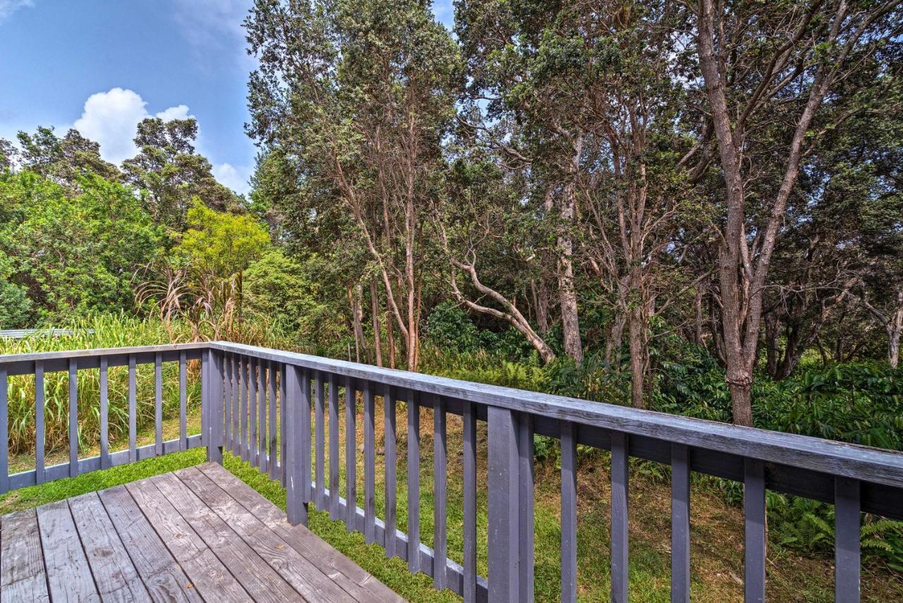 Peaceful Abode With Deck, 13 Mi To Black Sand Beach! Naalehu Bagian luar foto